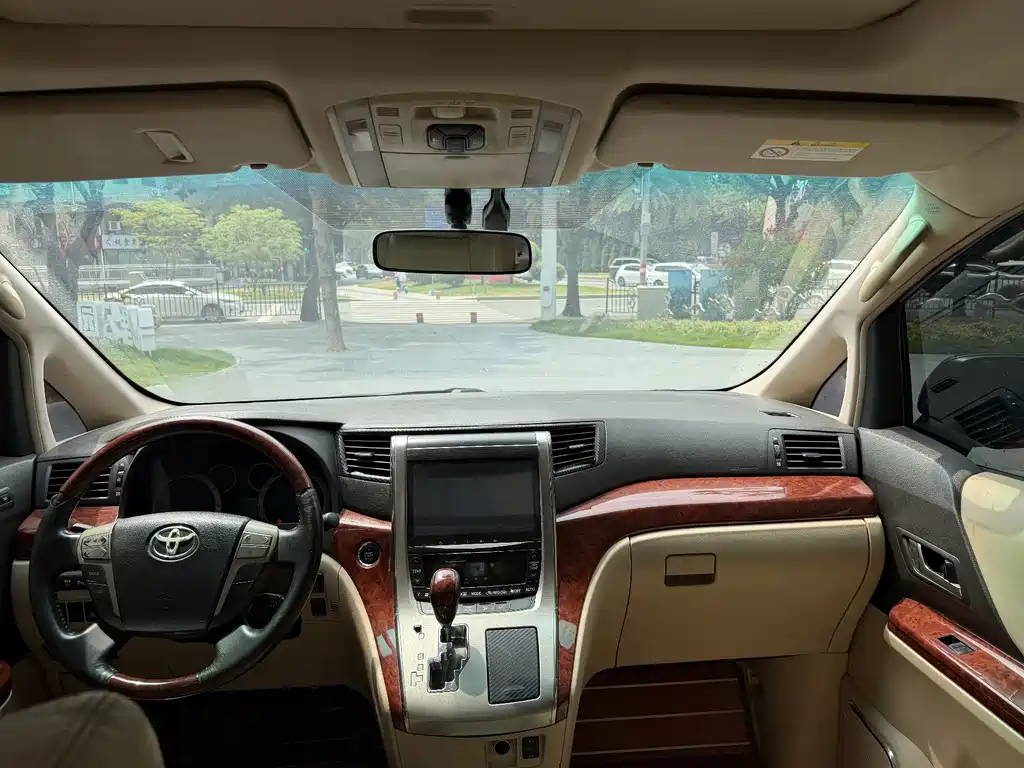 Toyota Alphard — миниатюра 10