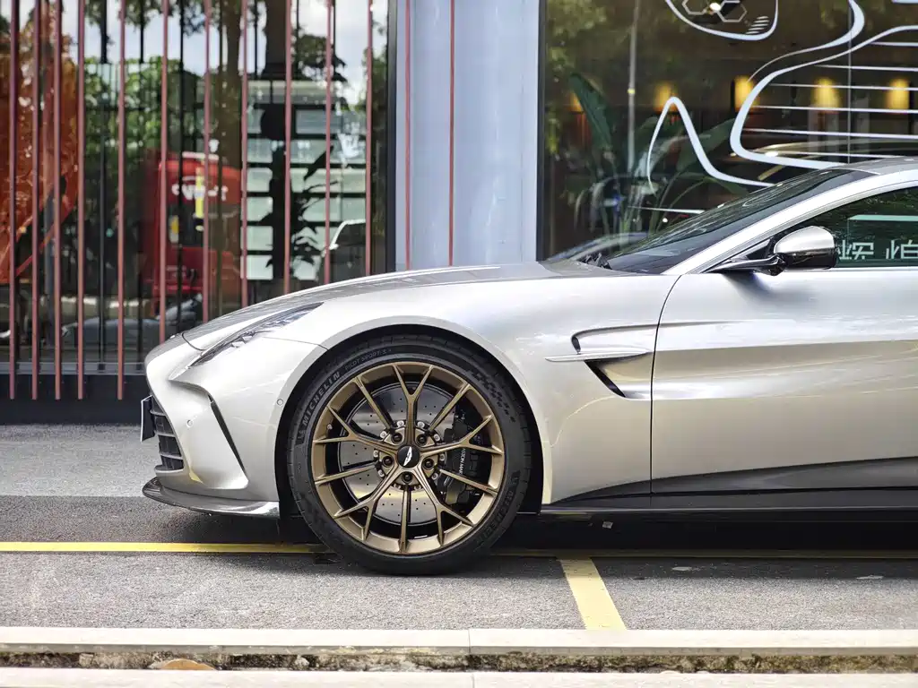 Aston Martin V8 Vantage — миниатюра 13