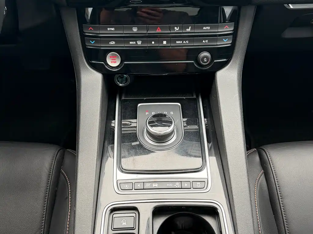 Jaguar F-PACE 2.0T 2WD Urban Premium Edition, фото 16