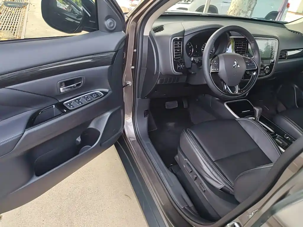 Mitsubishi Outlander — миниатюра 16