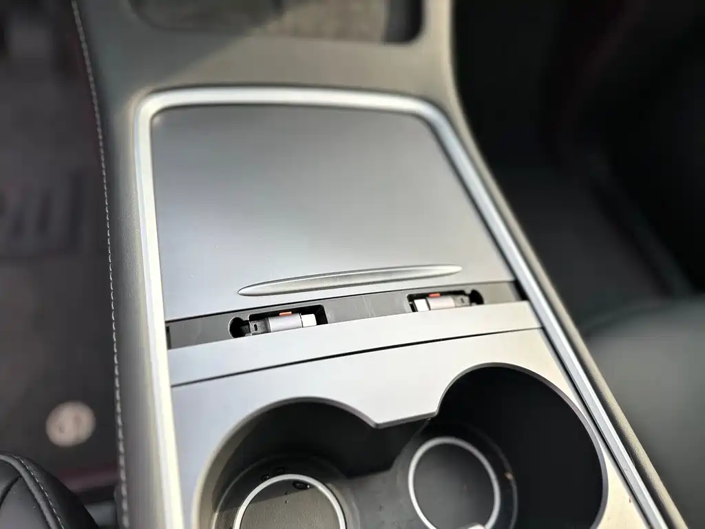 Tesla Model Y — миниатюра 11