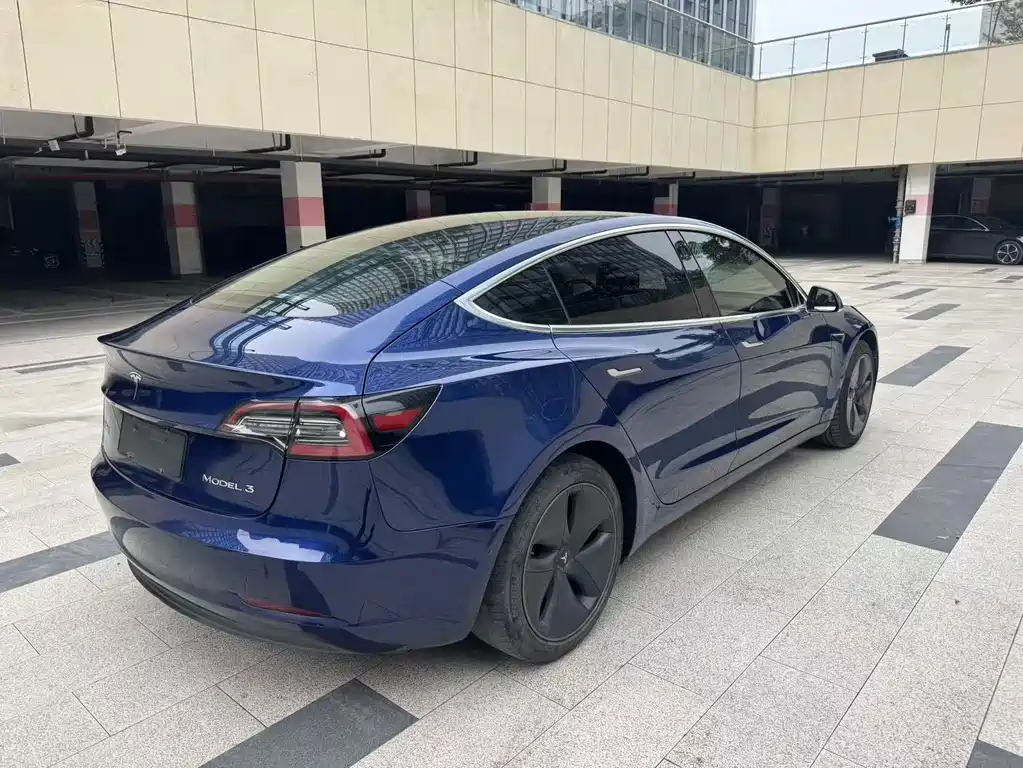 Tesla Model 3 — миниатюра 7
