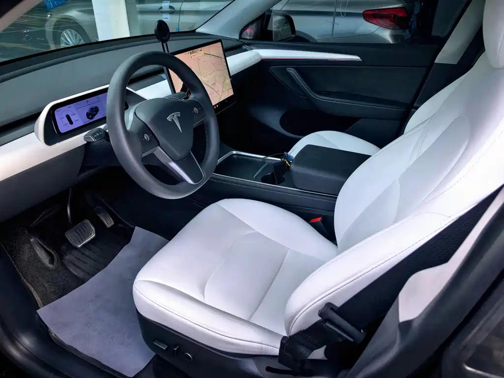 Tesla Model Y — миниатюра 7
