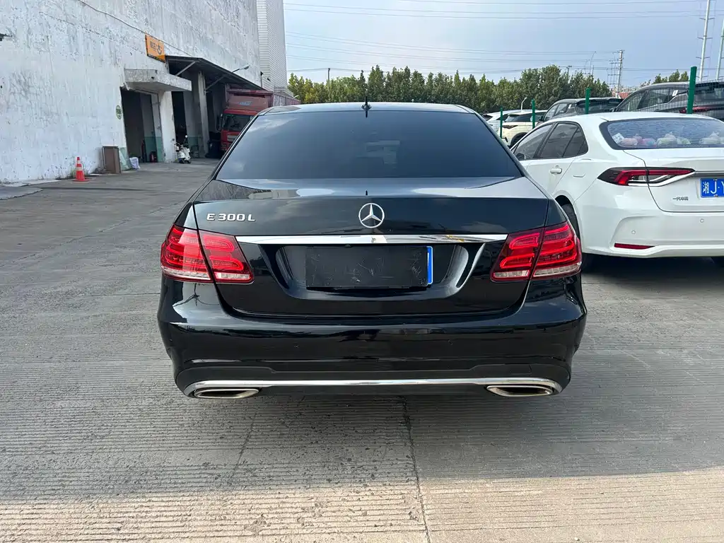 Mercedes-Benz E-Class — миниатюра 9