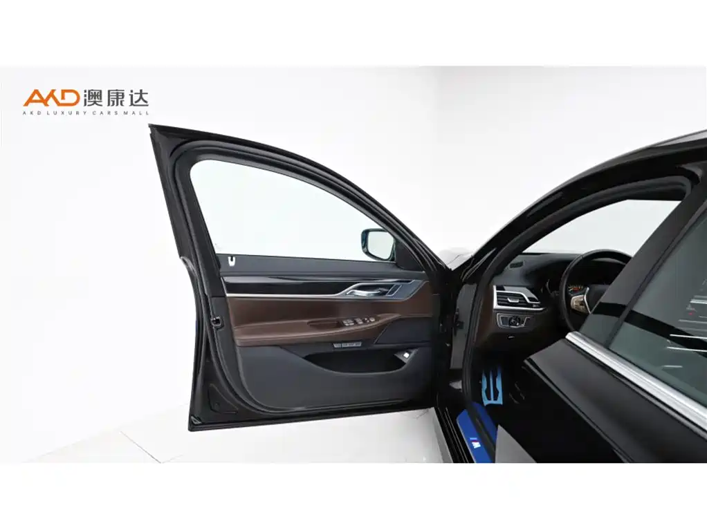 BMW 7 Series - фото 10