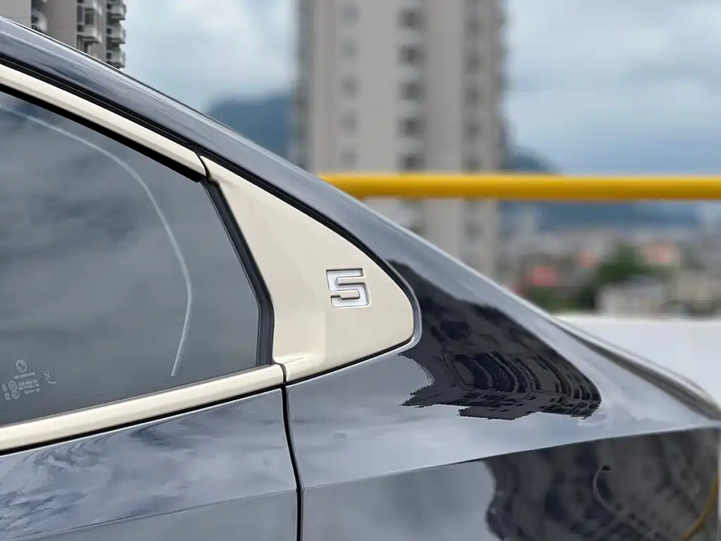 BMW 5 Series — миниатюра 10