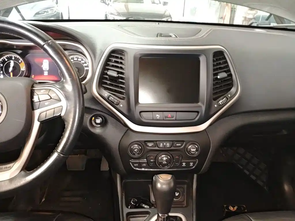 Jeep Cherokee — миниатюра 13