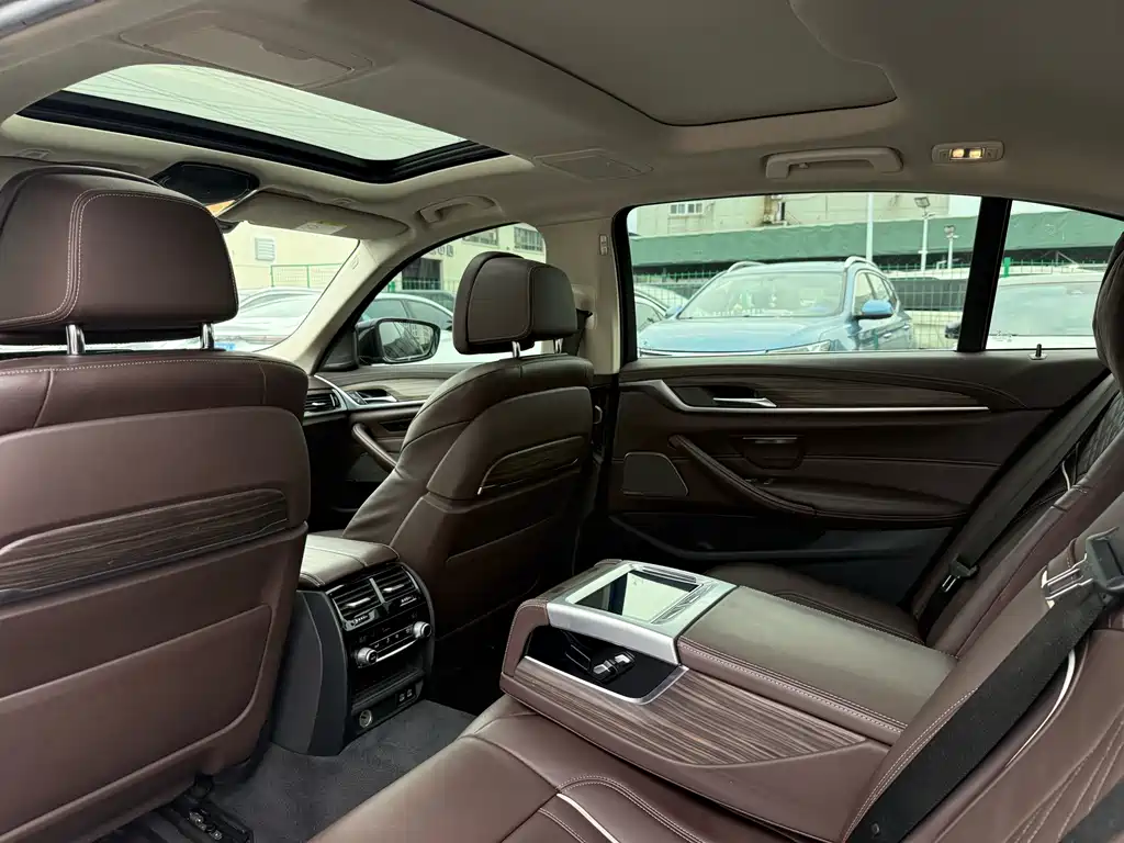 BMW 5 Series — миниатюра 35