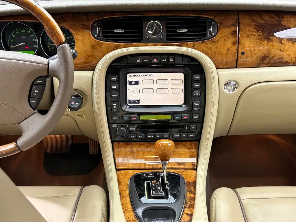 Jaguar XJ — миниатюра 26