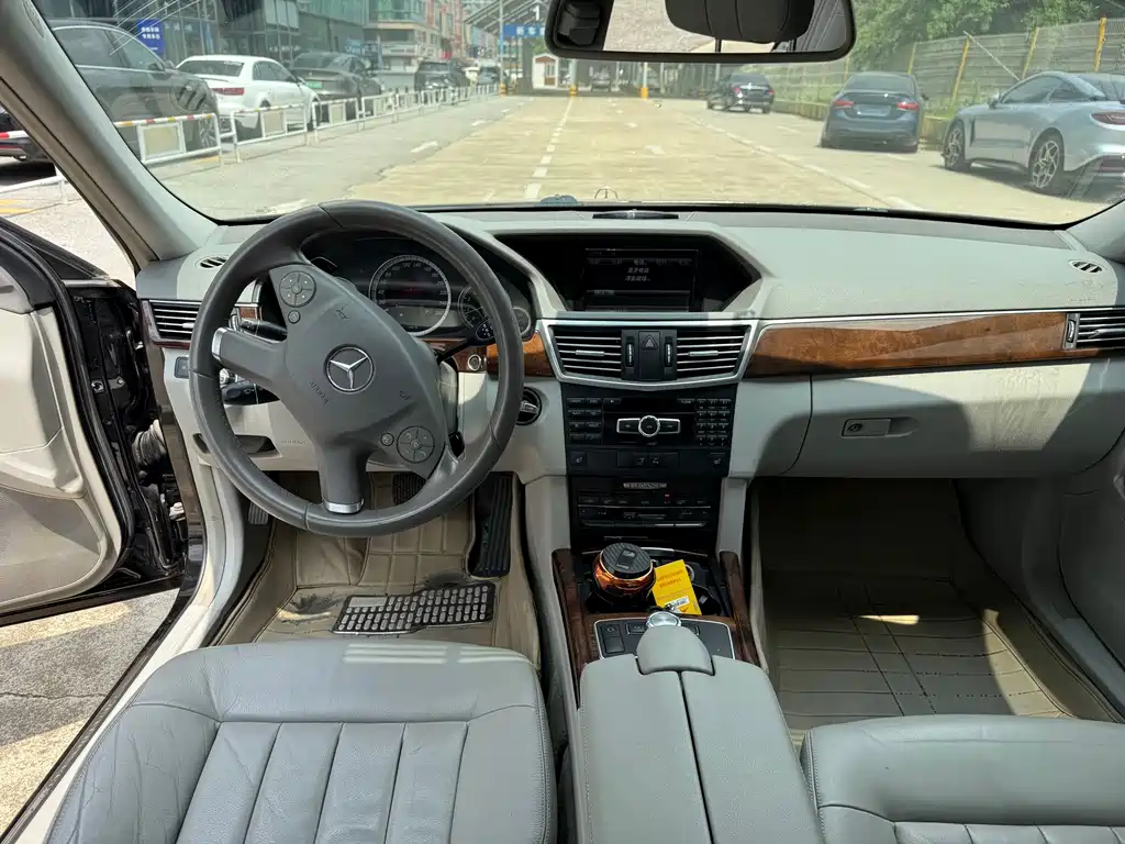Mercedes-Benz E-Class — миниатюра 9