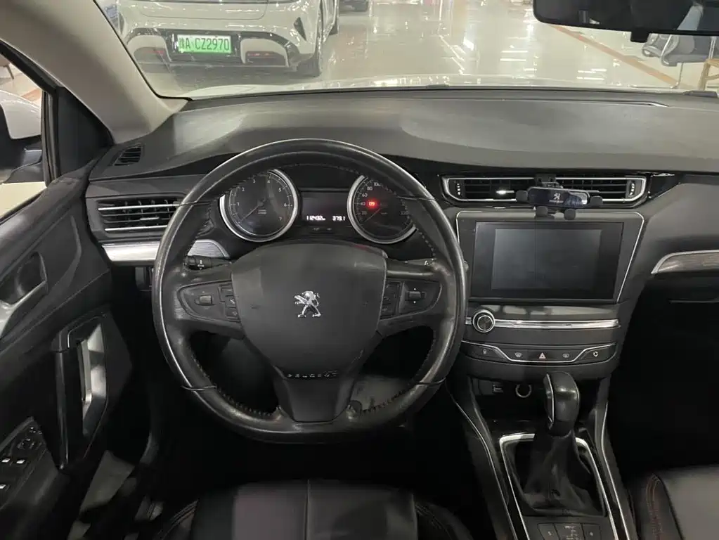 Peugeot 408 2015 1.2T AT Luxury