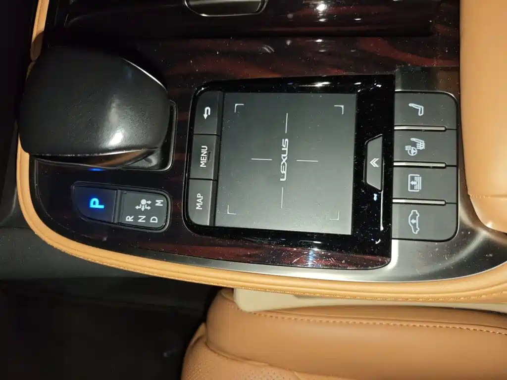 Lexus LS — миниатюра 10