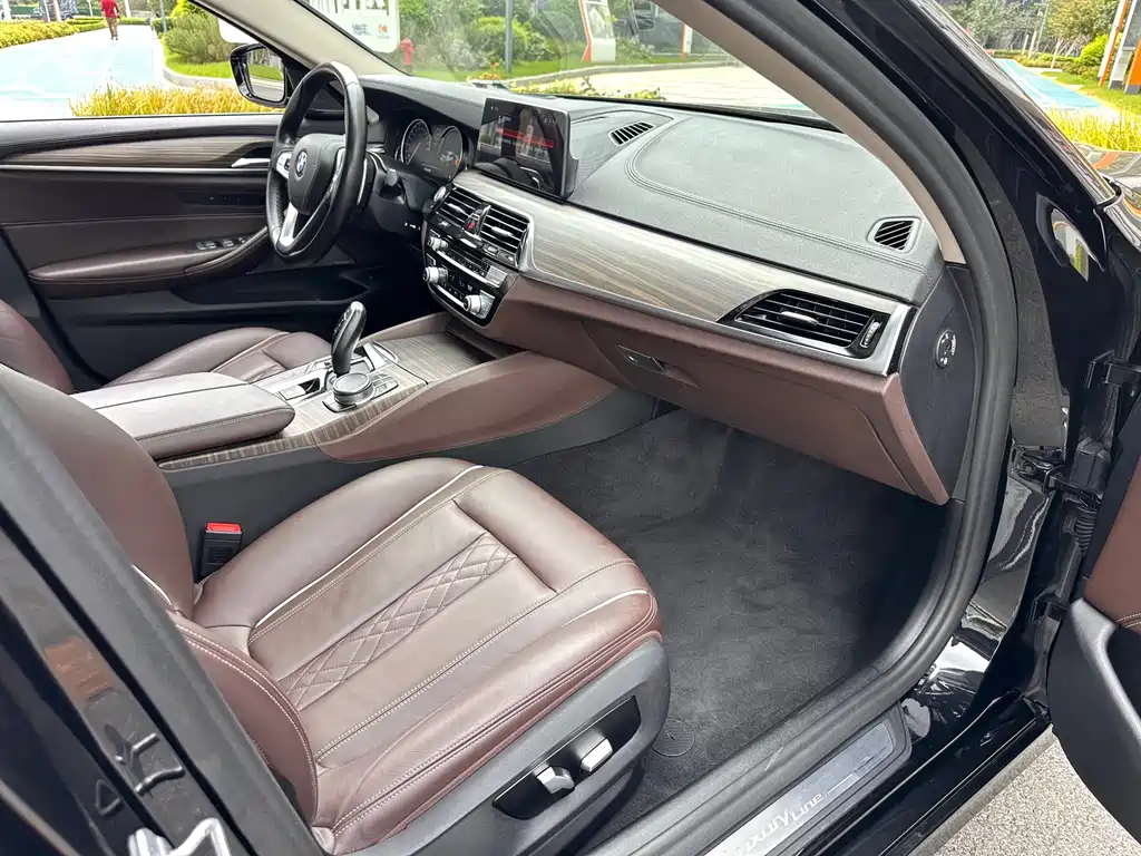 BMW 5 Series — миниатюра 17