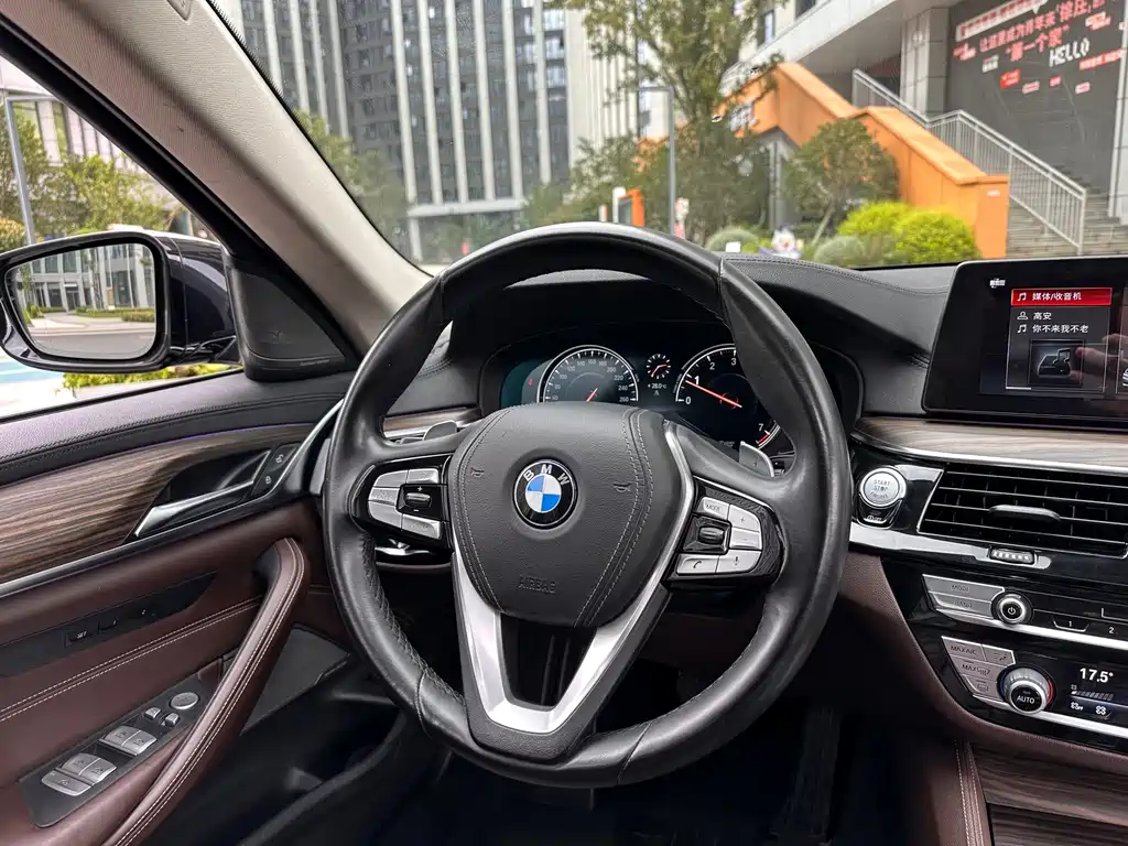 BMW 5 Series — миниатюра 24