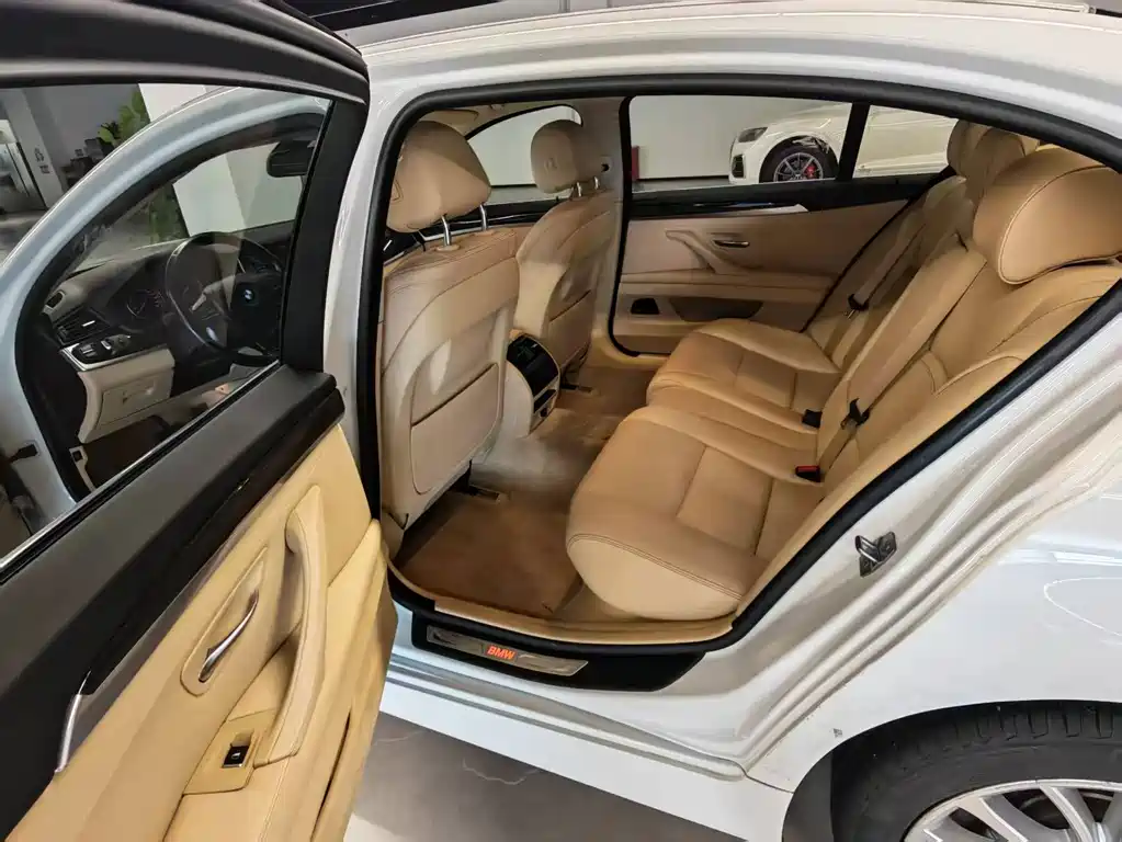 BMW 5 Series — миниатюра 12