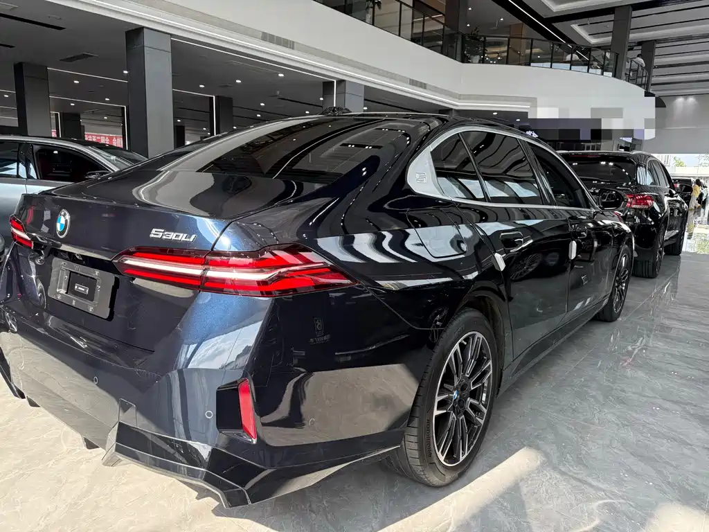 BMW 5 Series — миниатюра 7