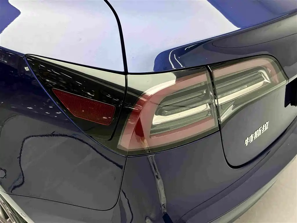 Tesla Model 3 — миниатюра 10