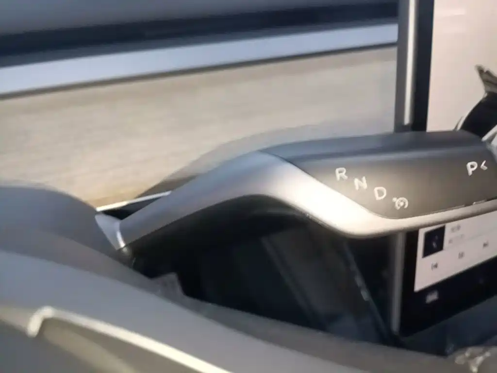 Tesla Model Y — миниатюра 14