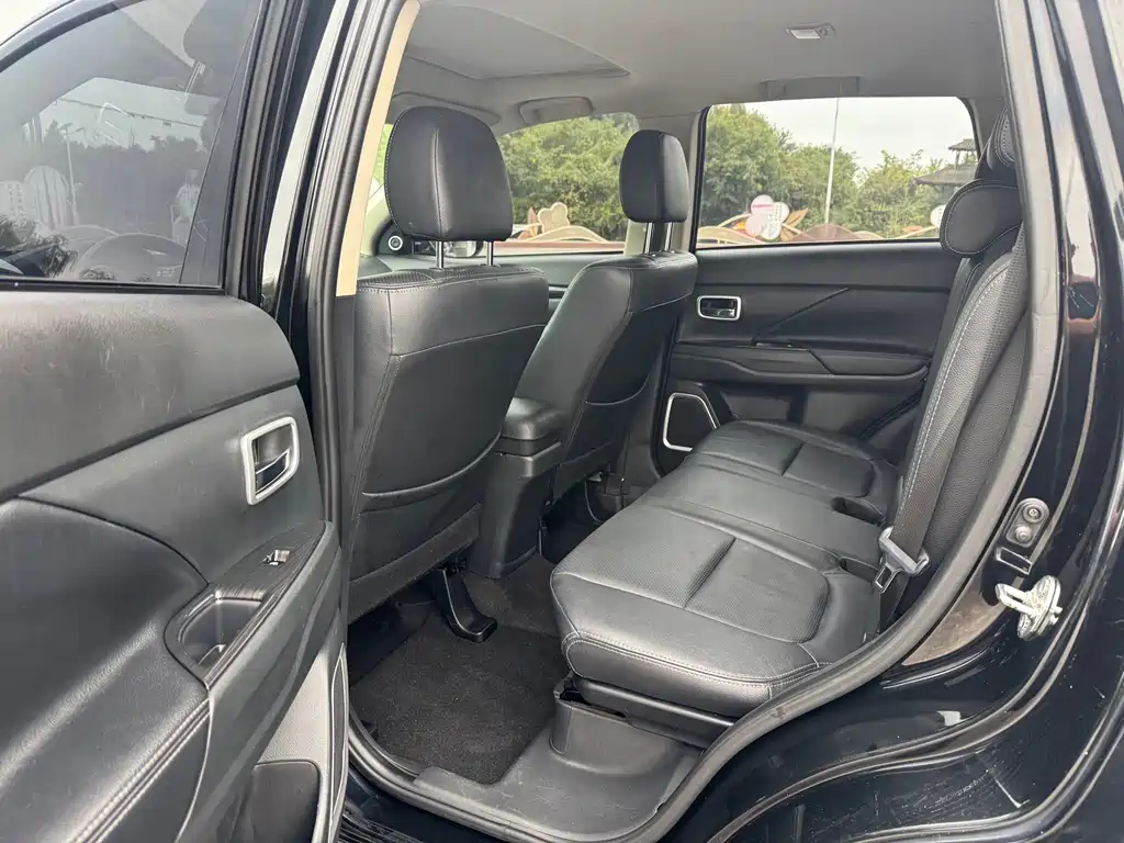 Mitsubishi Outlander — миниатюра 12