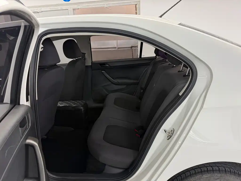 Skoda Rapid — миниатюра 4