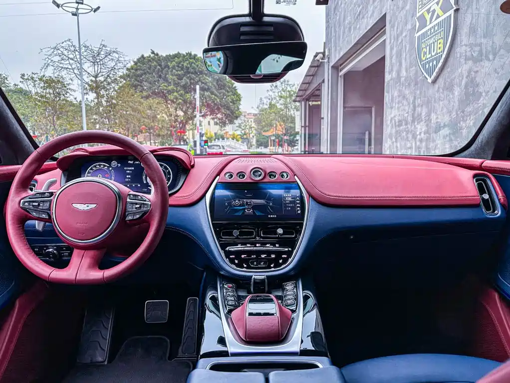Aston Martin DBX — миниатюра 7