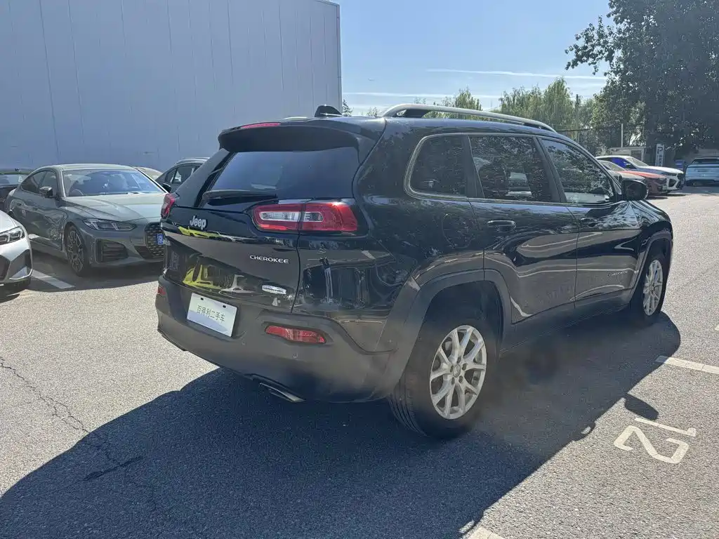 Jeep Cherokee — миниатюра 4