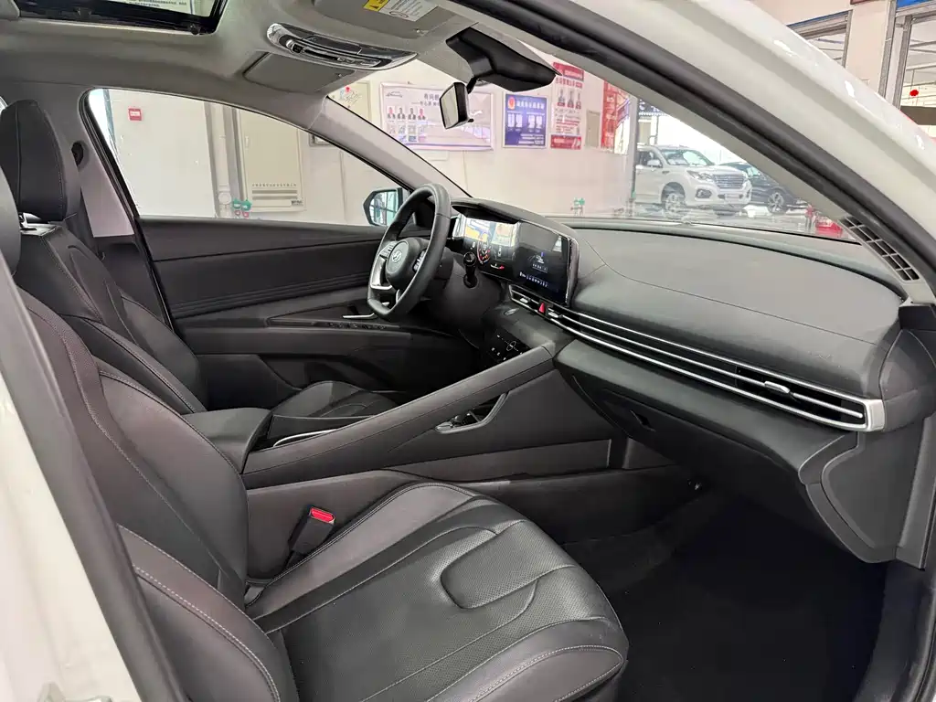 Hyundai Elantra — миниатюра 8