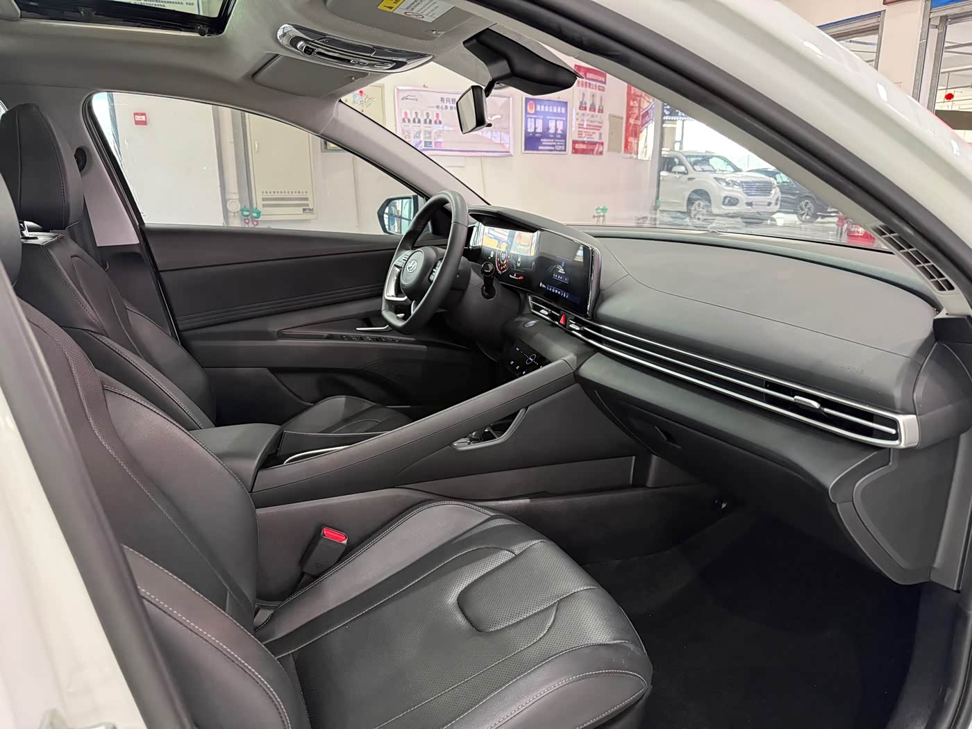 Hyundai Elantra 1.5 л 2023 г. Белый, пробег 32000 км