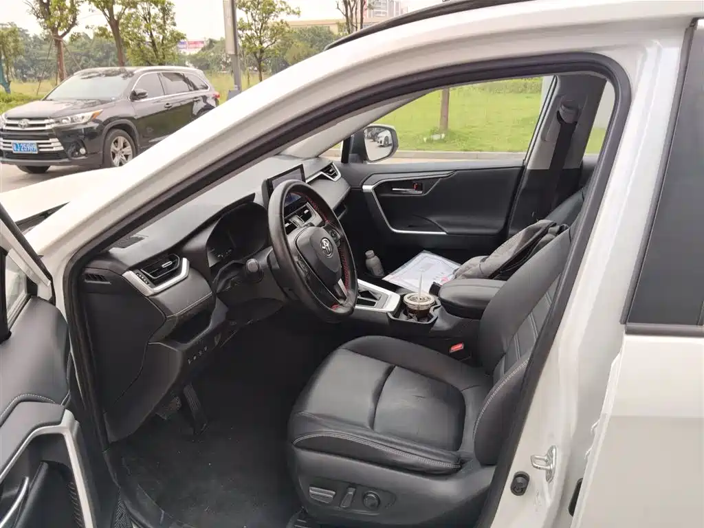 Toyota RAV4 — миниатюра 5
