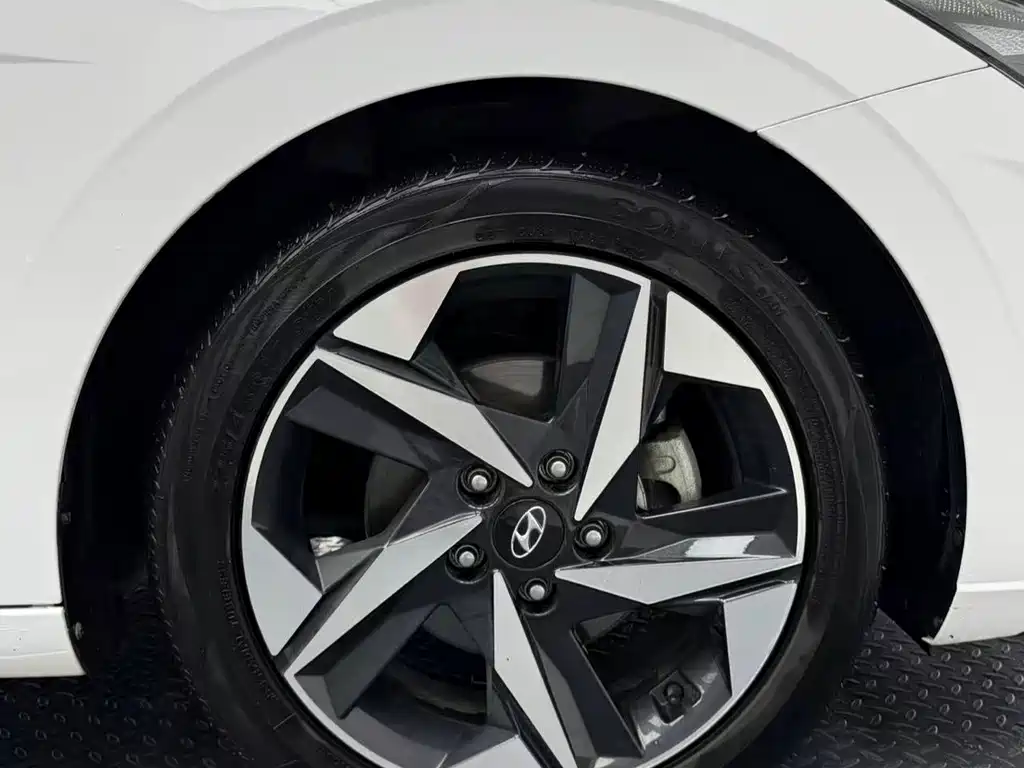Hyundai Elantra — миниатюра 9