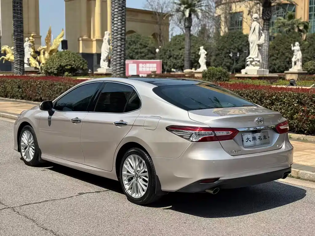 Toyota Camry — миниатюра 3