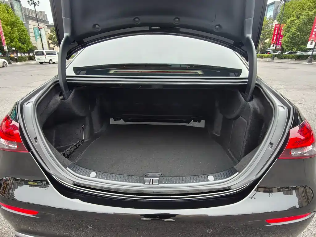 Mercedes-Benz E-Class — миниатюра 21