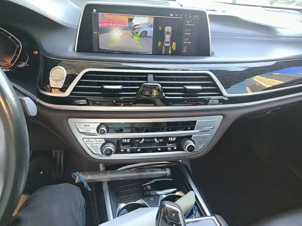 BMW 7 Series — миниатюра 13