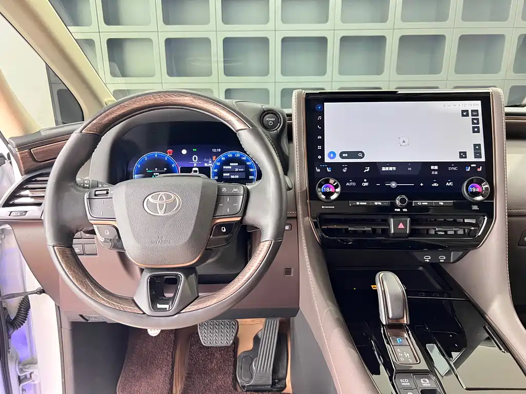 Toyota Alphard — миниатюра 27