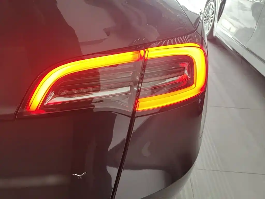 Tesla Model Y — миниатюра 8