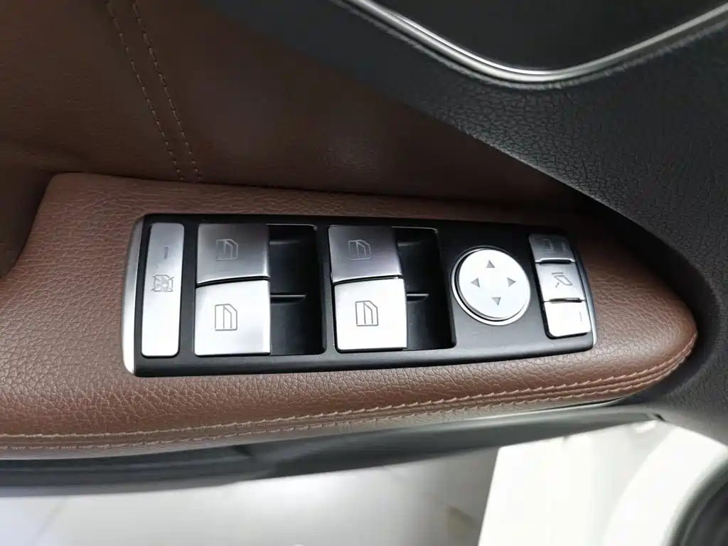 Mercedes-Benz E-Class — миниатюра 9