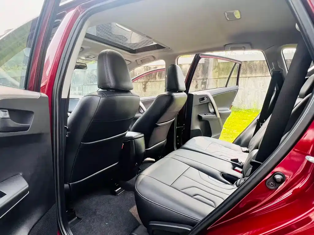 Toyota RAV4 — миниатюра 7
