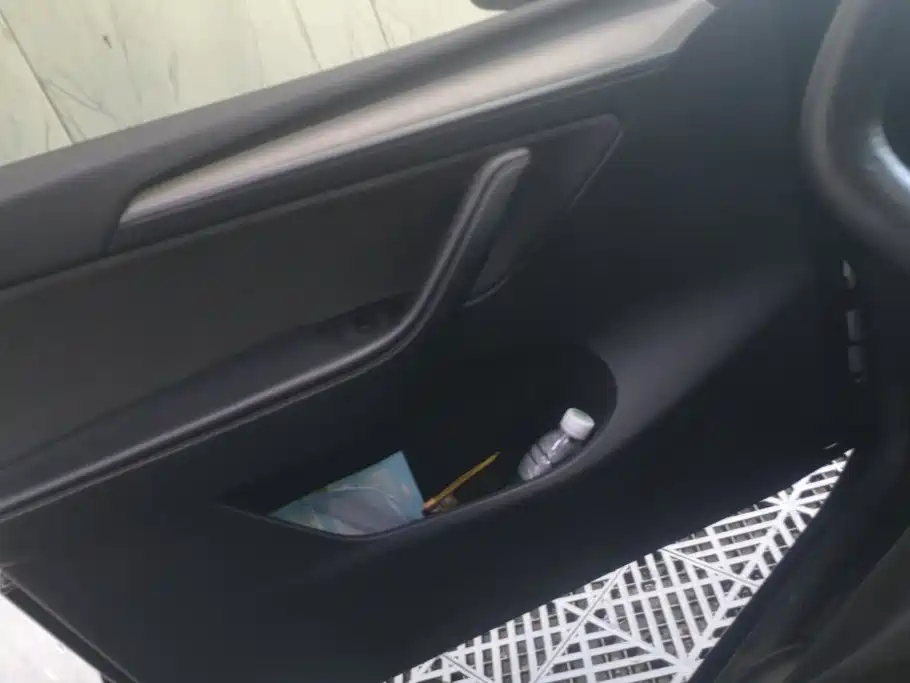 Tesla Model Y — миниатюра 7