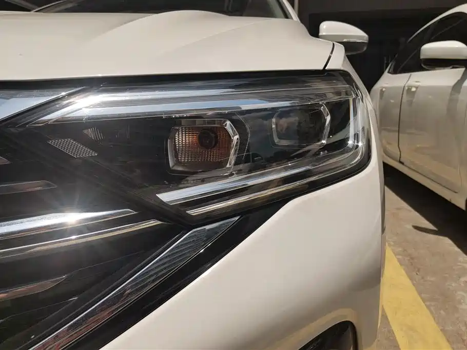 Volkswagen Sagitar 2025 300TSI DSG