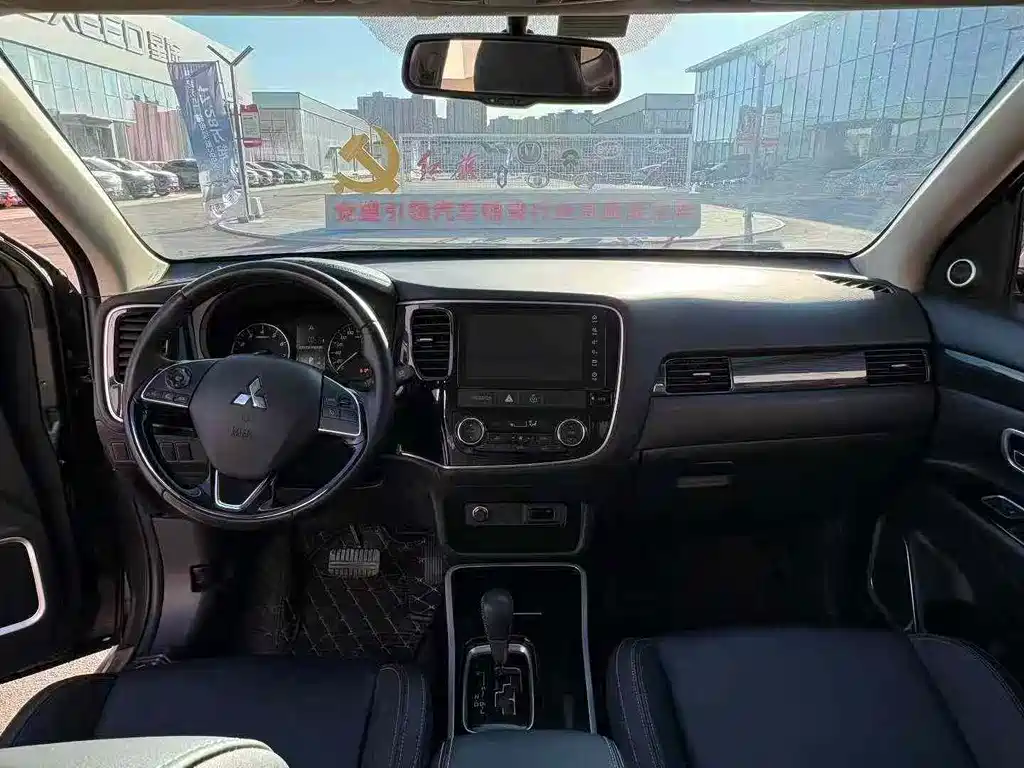 MITSUBISHI OUTLANDER