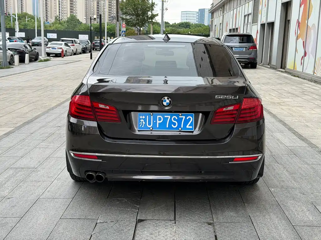 BMW 5 Series — миниатюра 8