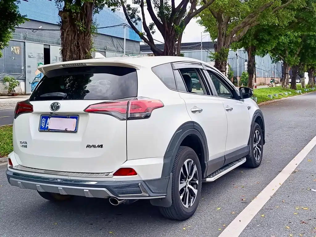 Toyota RAV4 — миниатюра 6