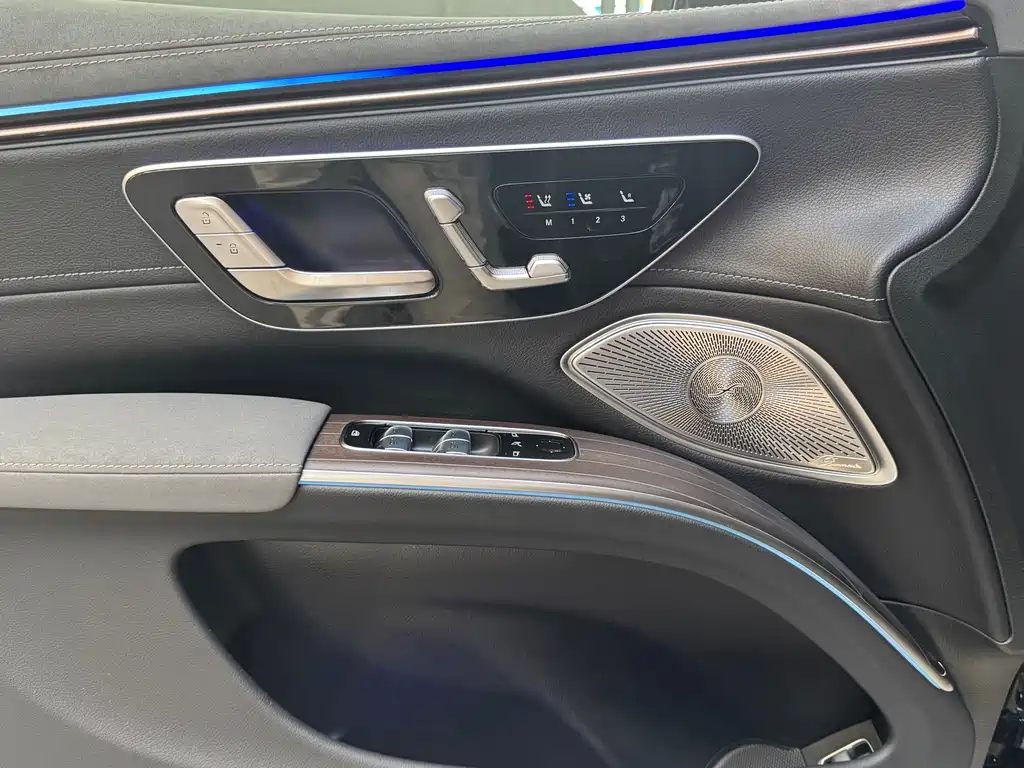 Mercedes-Benz EQS SUV — миниатюра 16
