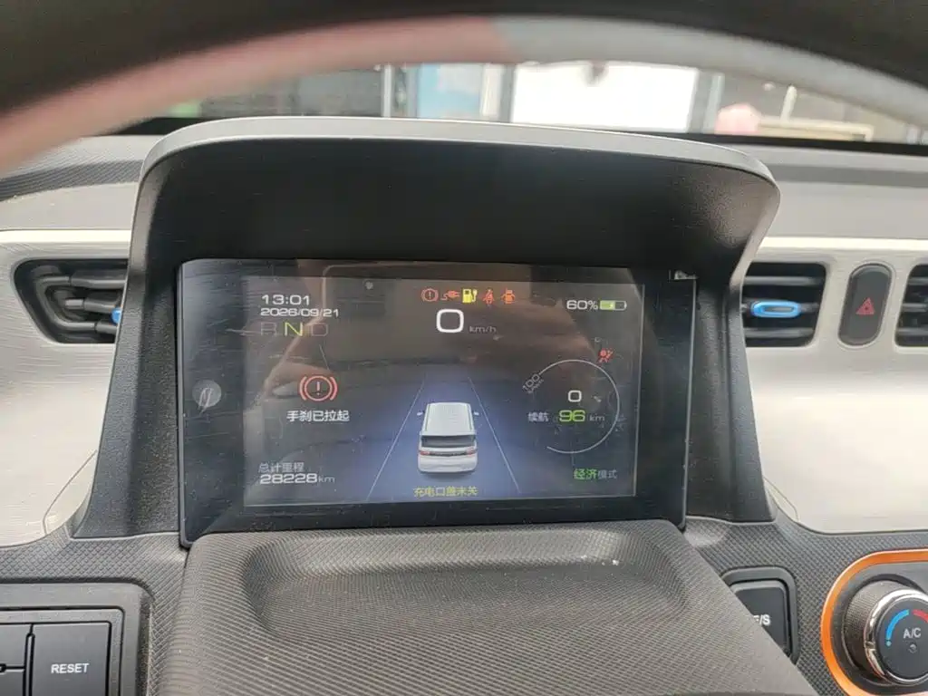 Wuling MINIEV — миниатюра 12
