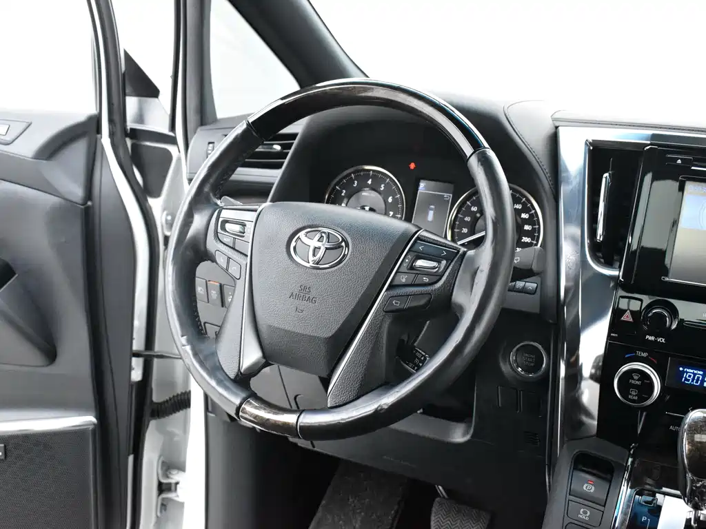 Toyota Alphard — миниатюра 8