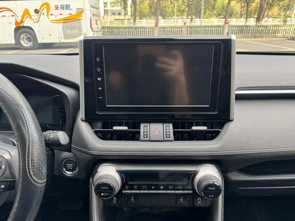 Toyota RAV4 — миниатюра 8