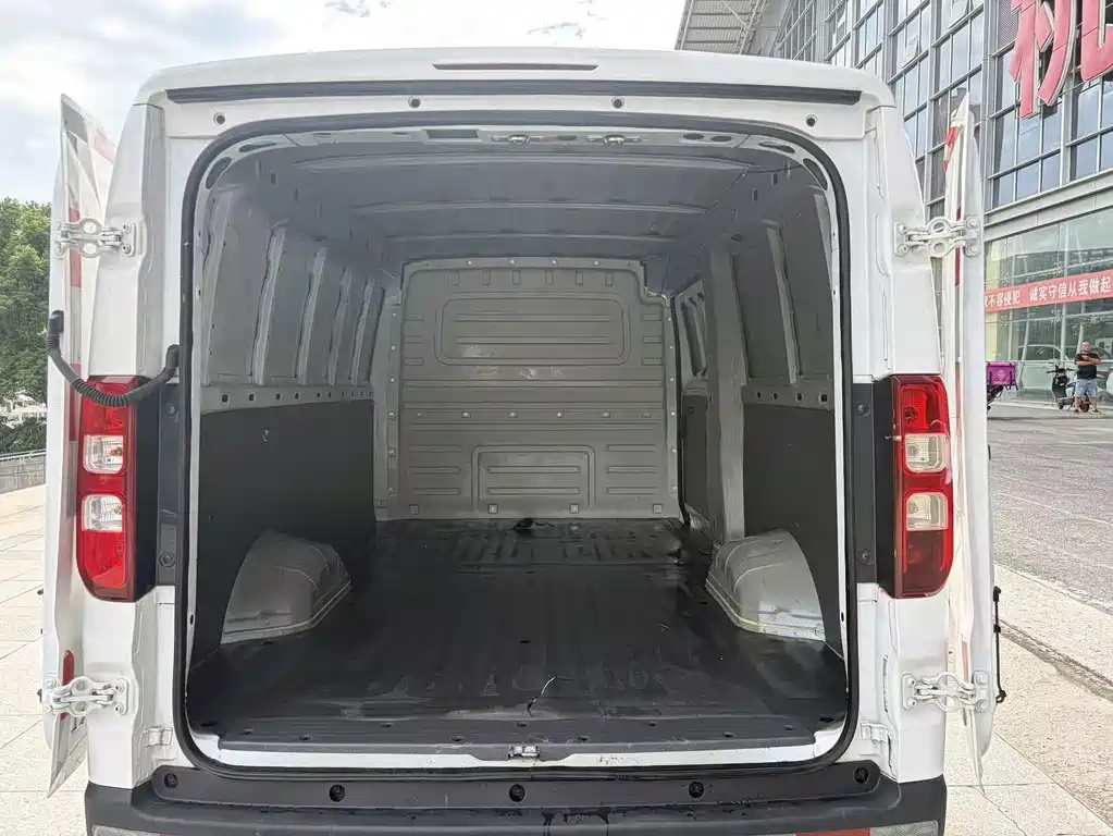 Wuling Yangguang — миниатюра 10