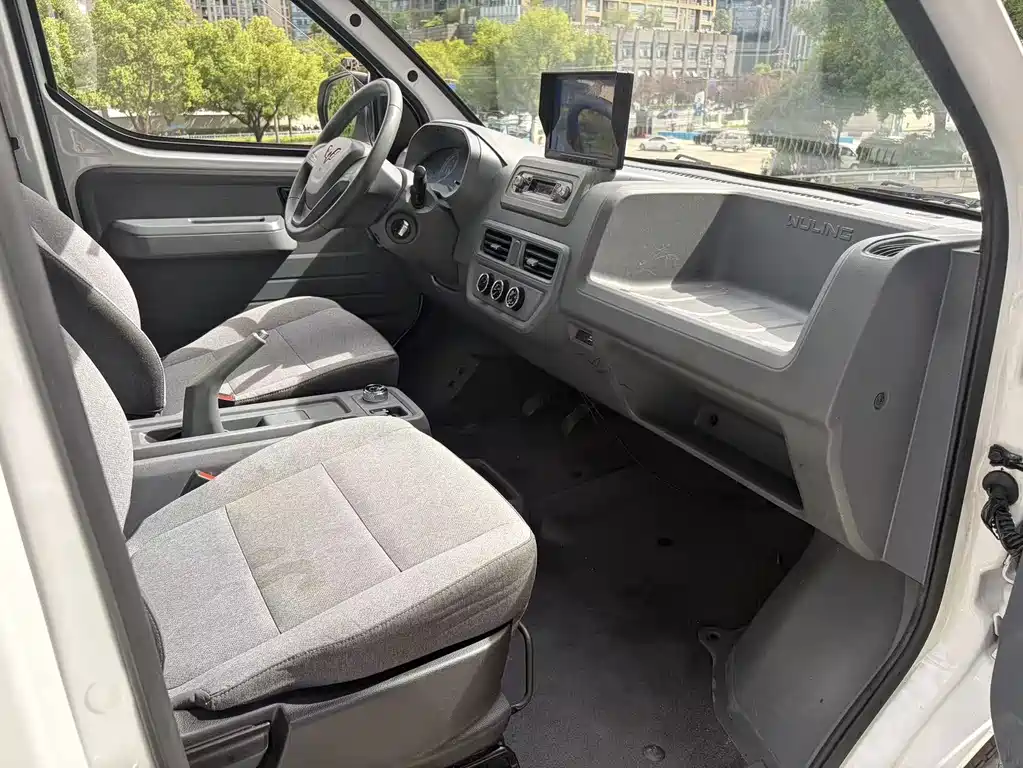 Wuling Yangguang — миниатюра 12