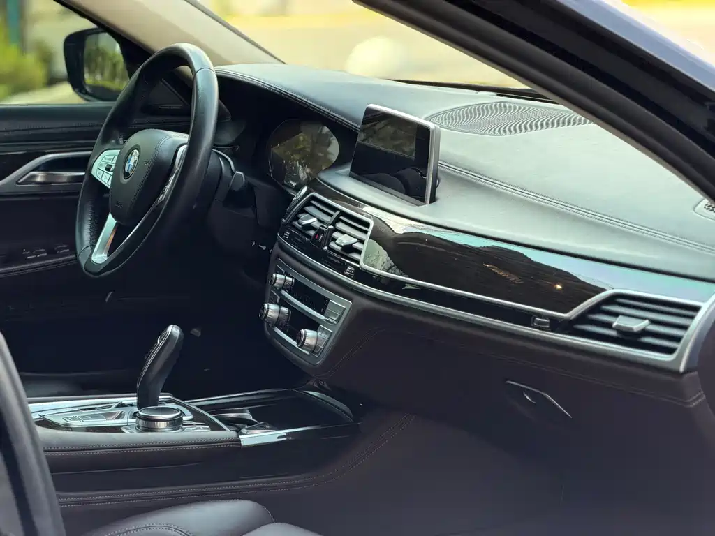 BMW 7 Series — миниатюра 12