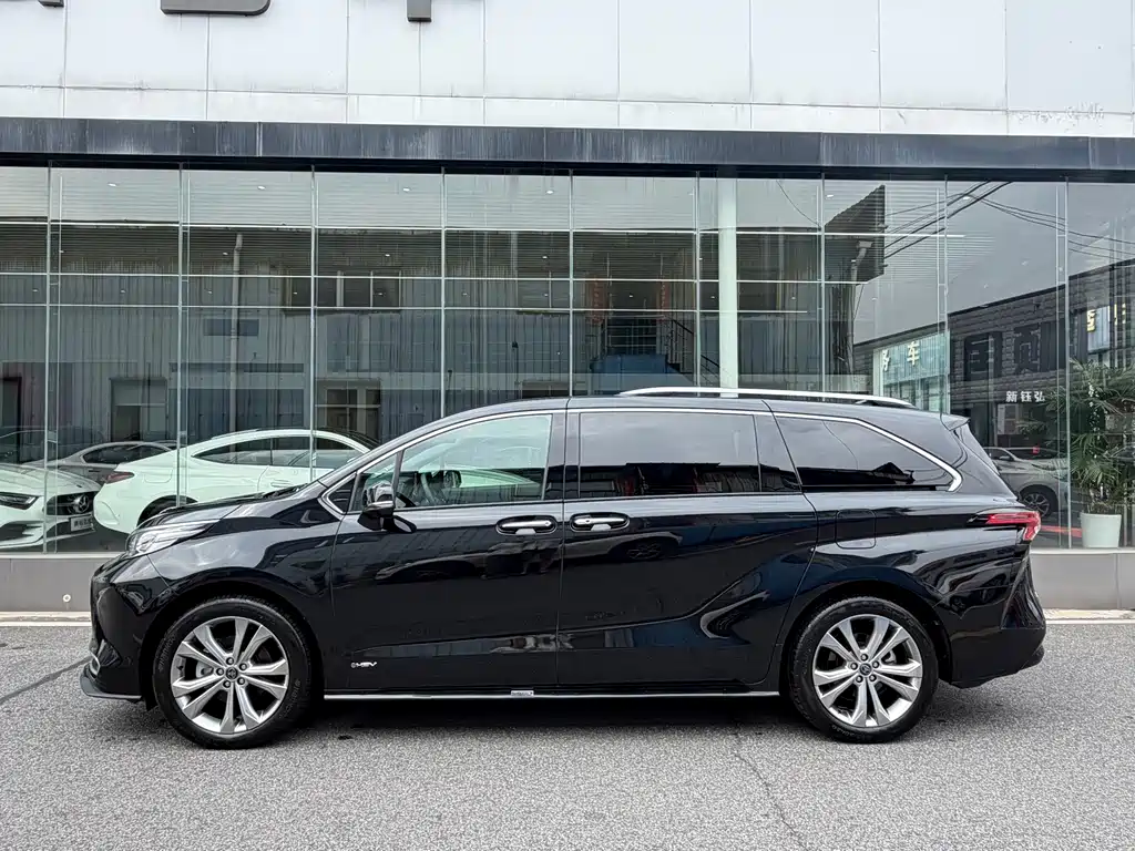 Toyota Sienna — миниатюра 3